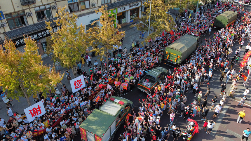 8月28日,重庆市民欢送云南森林消防员。杨坚摄