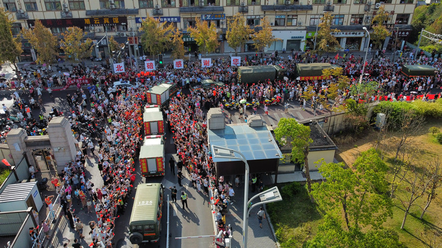 8月28日,重庆市民欢送云南森林消防员。杨坚摄