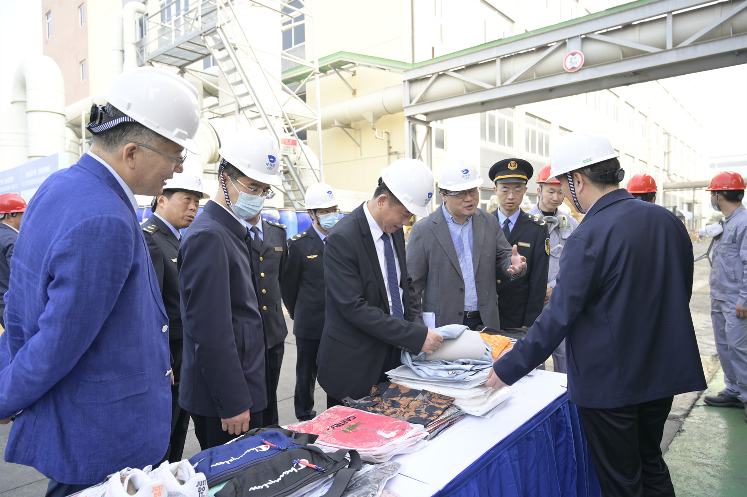 ȫ����Ȩ��ðα����Ʒͳһ�����ж����շֻ᳡������ݾ���