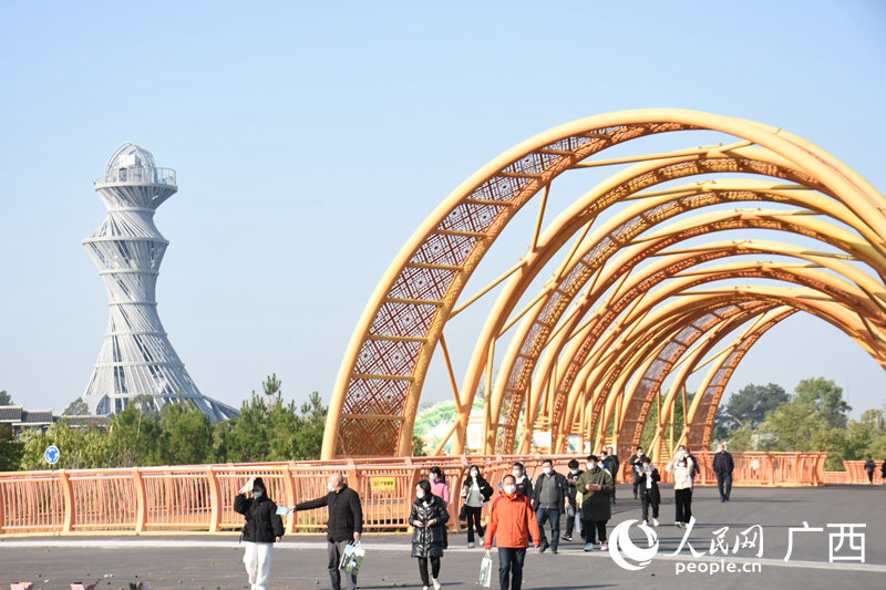 首批游客参观河池园博园。人民网 王功孝摄