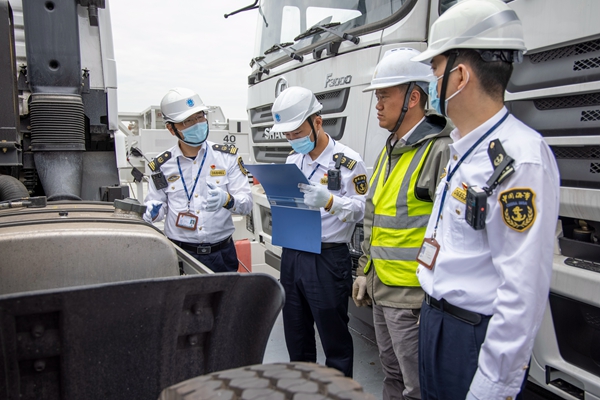 图为海事执法人员对货轮进行开前检查。常熟海事局供图
