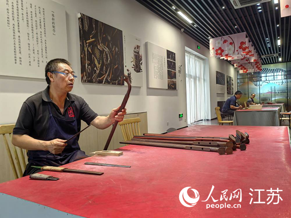 “中国二胡之乡”梅村一年可生产制作二胡5万多把。人民网记者 张玉峰摄