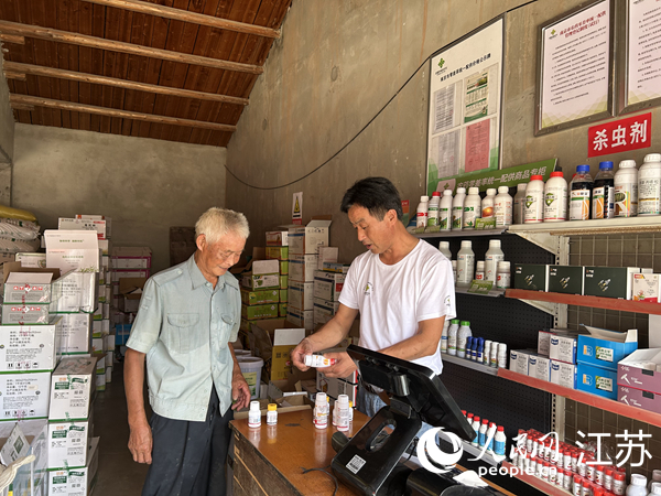 六合区农民在零差率农药配供网点购买农药。人民网 王丹丹摄