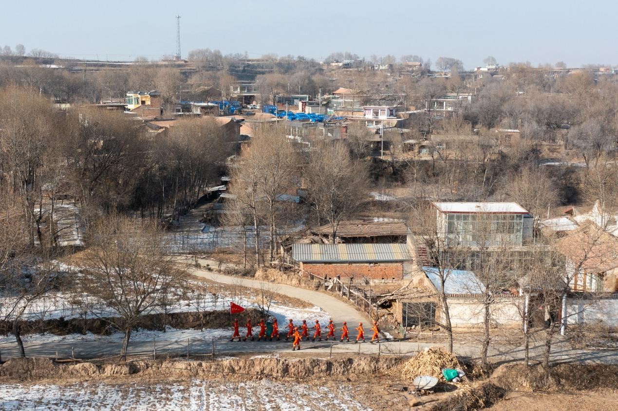 12月21日,在积石山县石塬镇石塬村,消防救援人员正前往需要帮忙的群众家中。人民网记者 翁奇羽摄