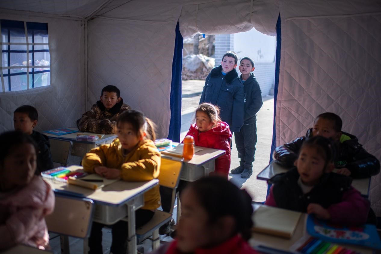 12月21日,在积石山县石塬镇石塬村安置点,地震避险科普小课堂吸引了不少小朋友前来听课学习。人民网记者 翁奇羽摄