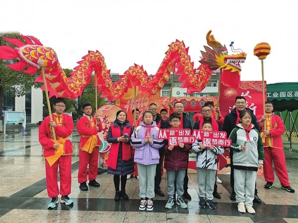 苏州工业园区莲花学校的同学们喜气洋洋迎接新学期。 记者 陶赟婷摄 苏州工业园区莲花学校的同学们喜气洋洋迎接新学期。 记者 陶赟婷摄