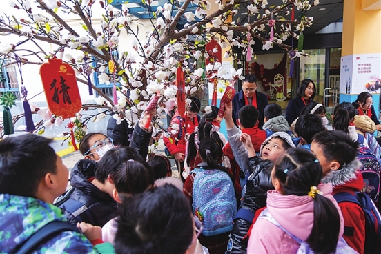 园区新城花园小学的学生在校园里猜灯谜、送祝福……喜气洋洋与老师、同伴再聚首。 赵芸摄(视觉苏州供图) 园区新城花园小学的学生在校园里猜灯谜、送祝福……喜气洋洋与老师、同伴再聚首。 赵芸摄(视觉苏州供图)