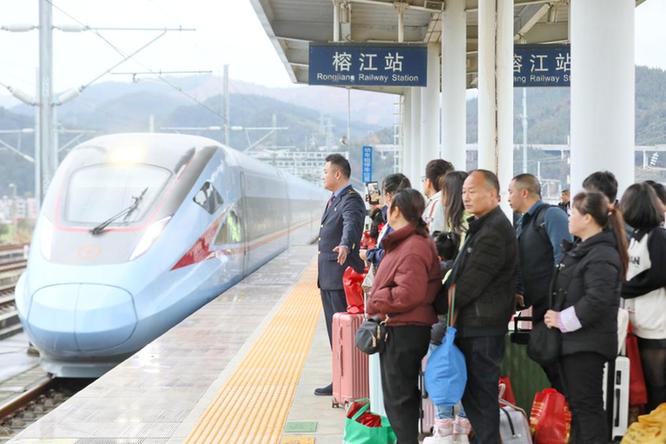 锦绣中国年|重整行囊再出发 春节返程载满爱