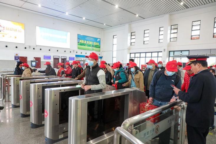 锦绣中国年|重整行囊再出发 春节返程载满爱