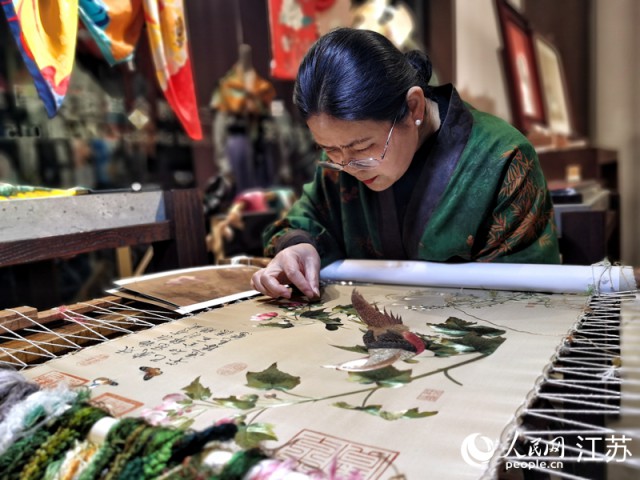 非遗传承人展示苏绣技艺。人民网记者 王继亮摄