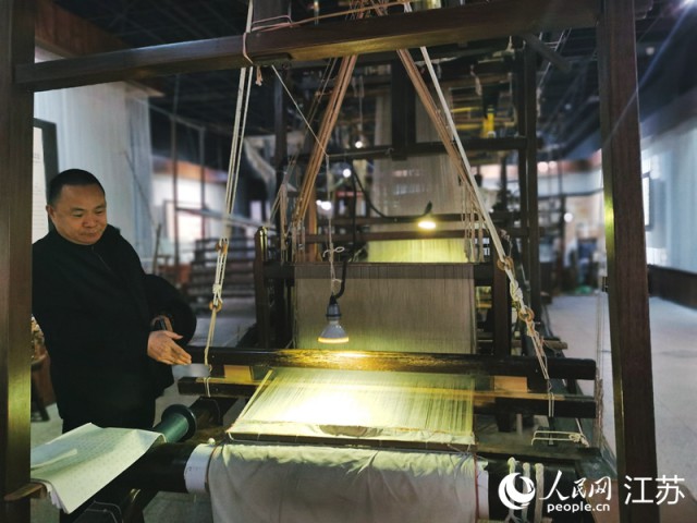 非遗传承吴建华介绍宋锦工序。人民网记者 王继亮摄