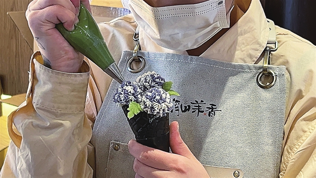 店员正在制作绣球花冰淇淋。 记者 刘达摄 店员正在制作绣球花冰淇淋。 记者 刘达摄