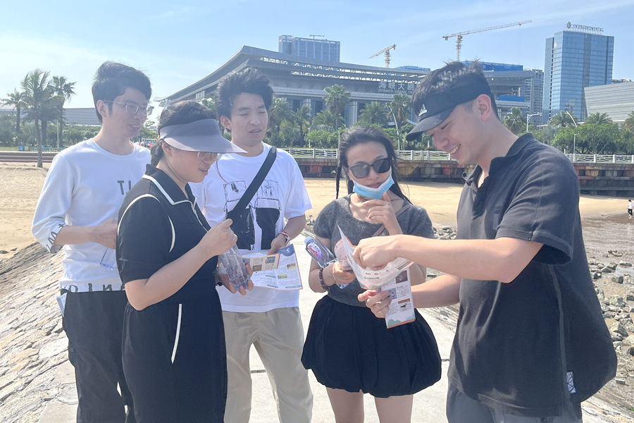 志愿者在候鸟观测点为游客讲解传授燕鸥的知识。林荷静摄